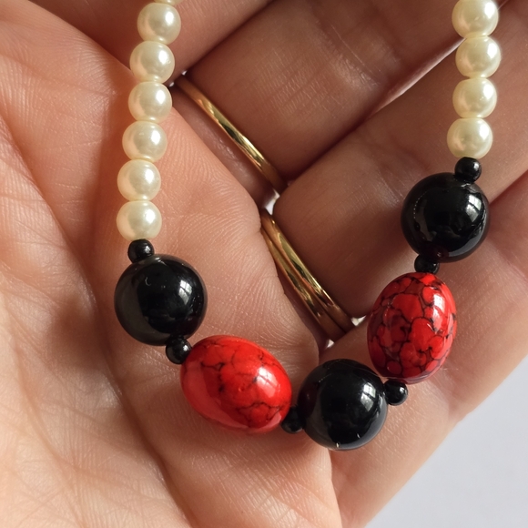 Beaded bracelet faux pearls black red plastic beads - Picture 6 of 6